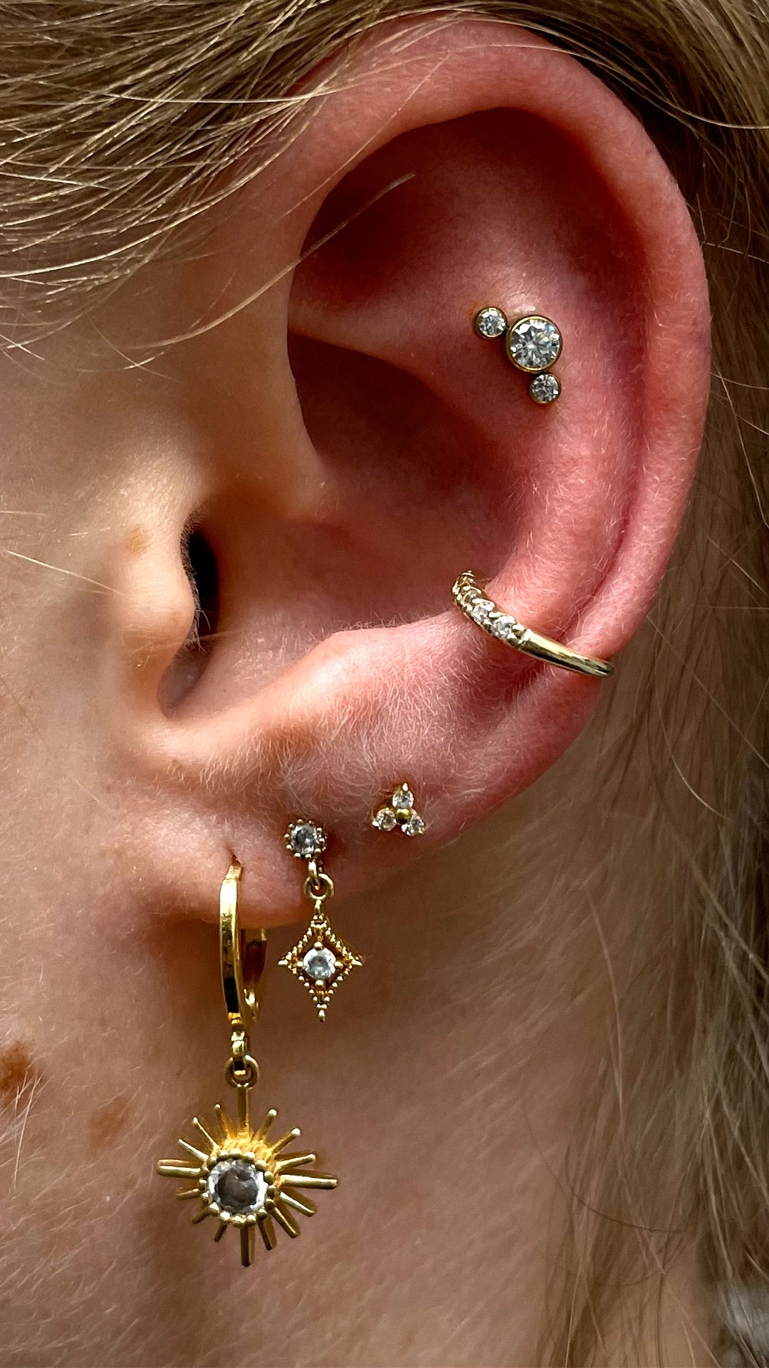 Compo lobulo flat helix piercings hecha por Iván