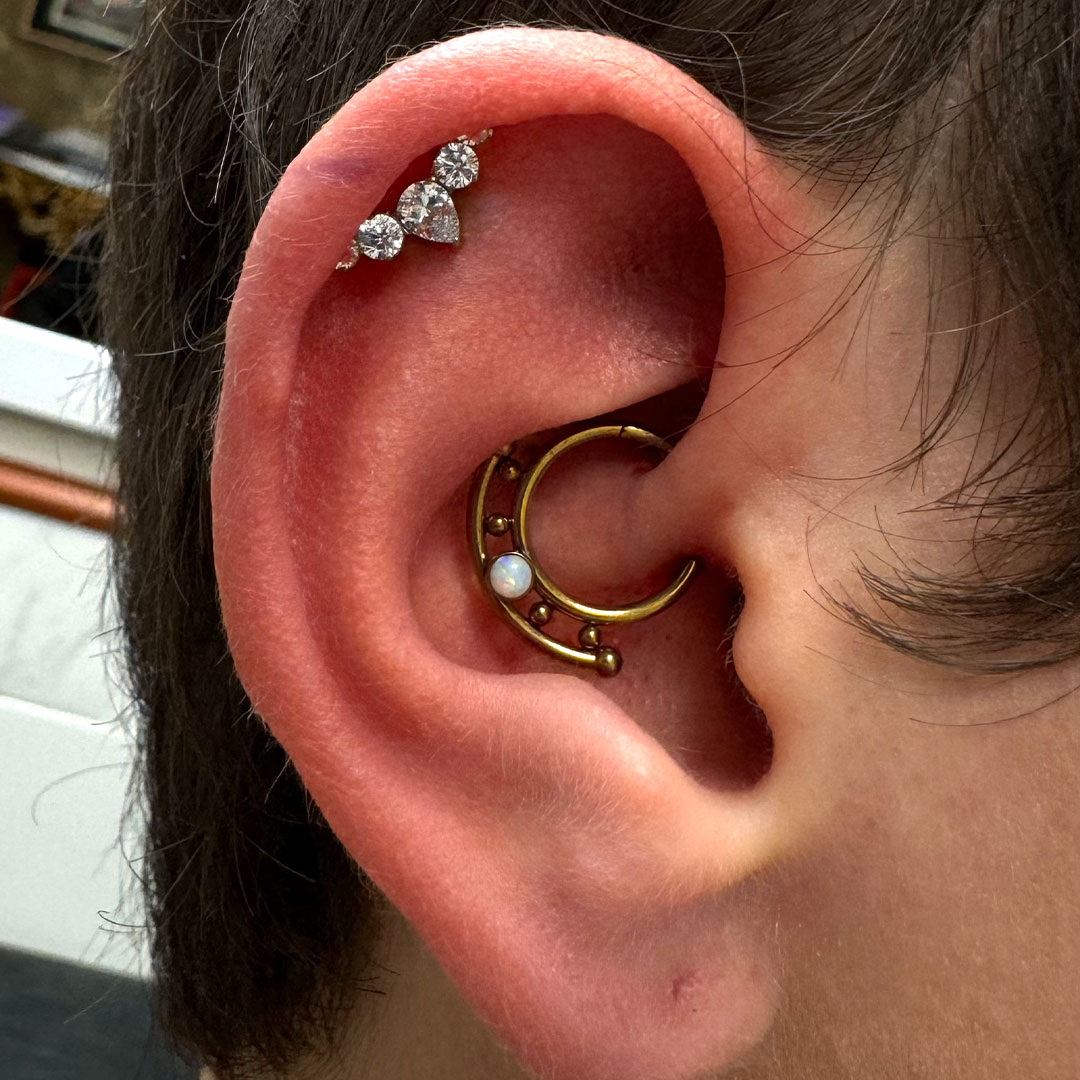 piercings conch helix hechos por Iván