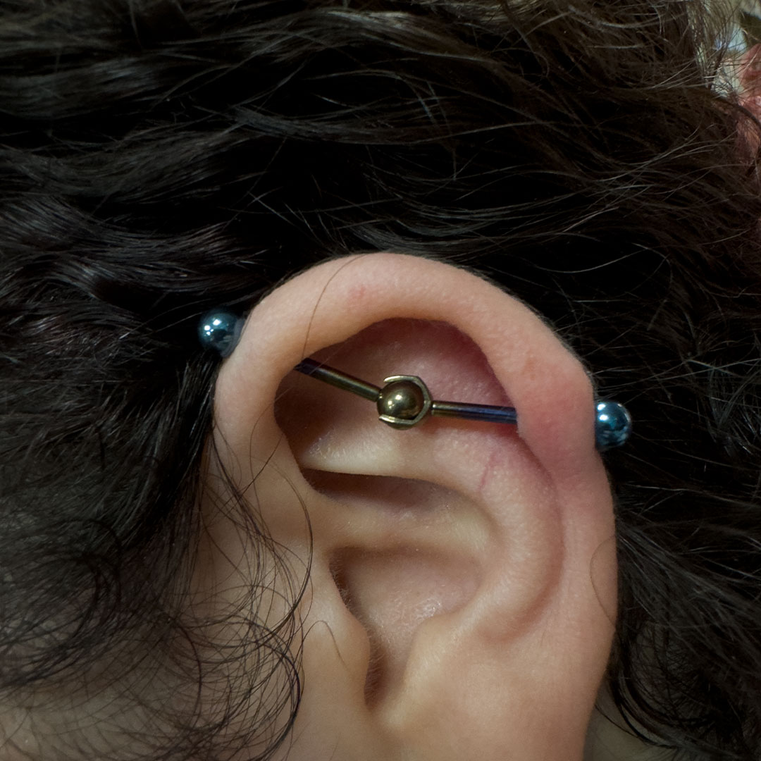 Industrial piercing hecho por Iván
