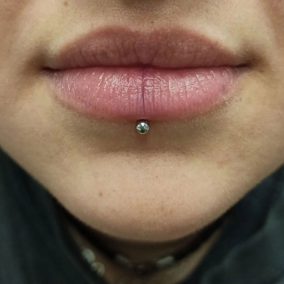 Red-Kirin-Tattoo-Piercing-Boutique-labret-tania-piercer