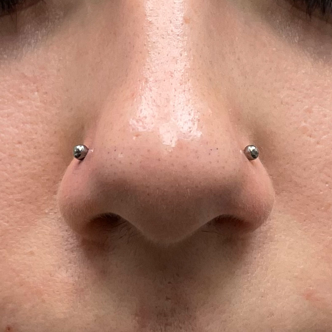 Nostril simetría piercings hechos por Iván