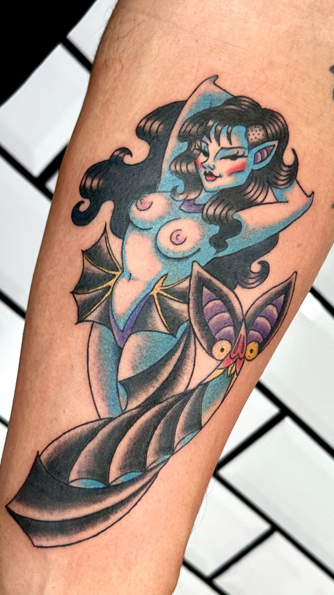 Tatuaje sirena vampiro hecho por Chels