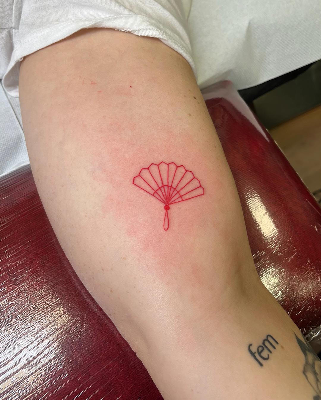 Red-Kirin-Tattoo-Piercing-Boutique-abanico-tatuaje-pequeño