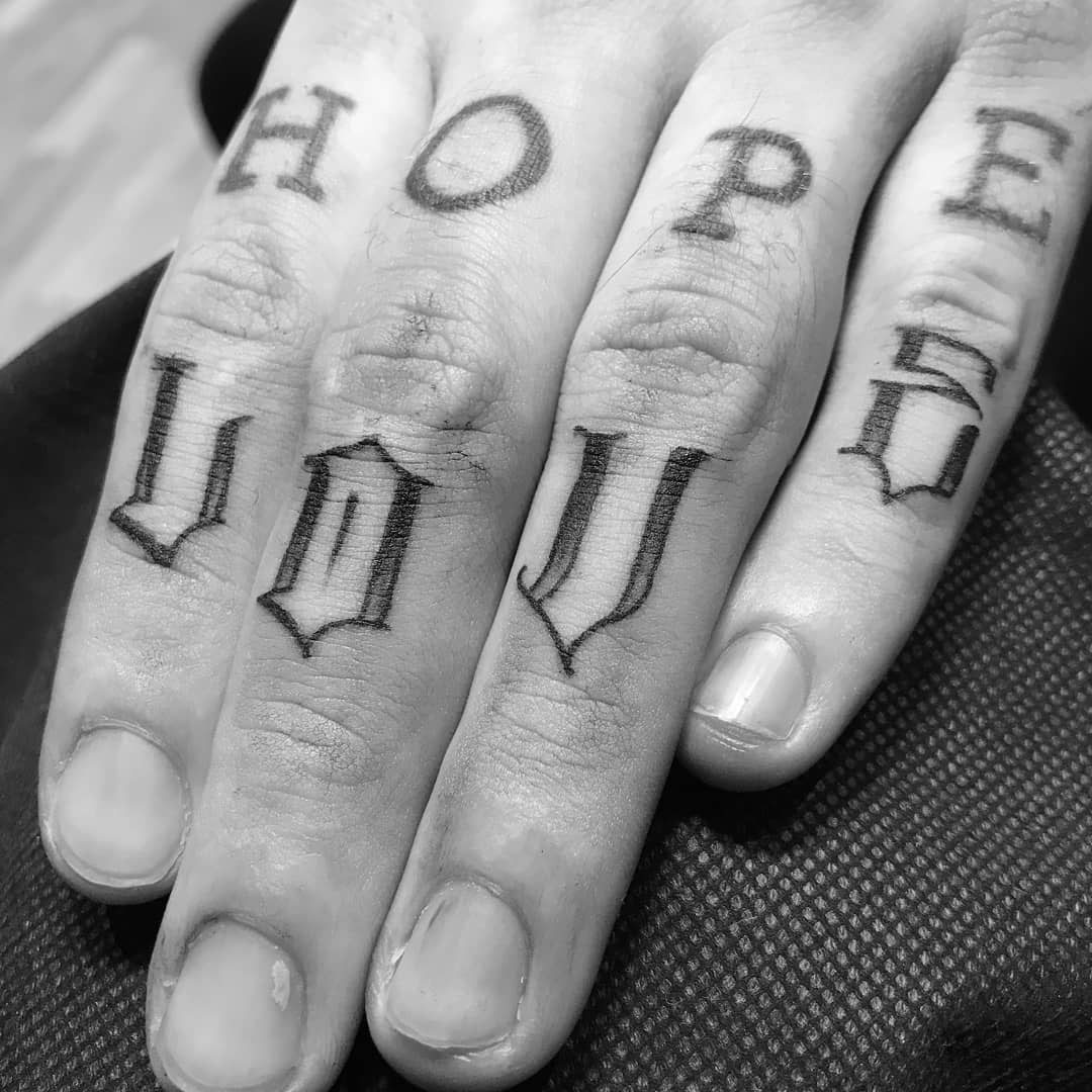 Tatuajes en los dedos con las palabras love y hope