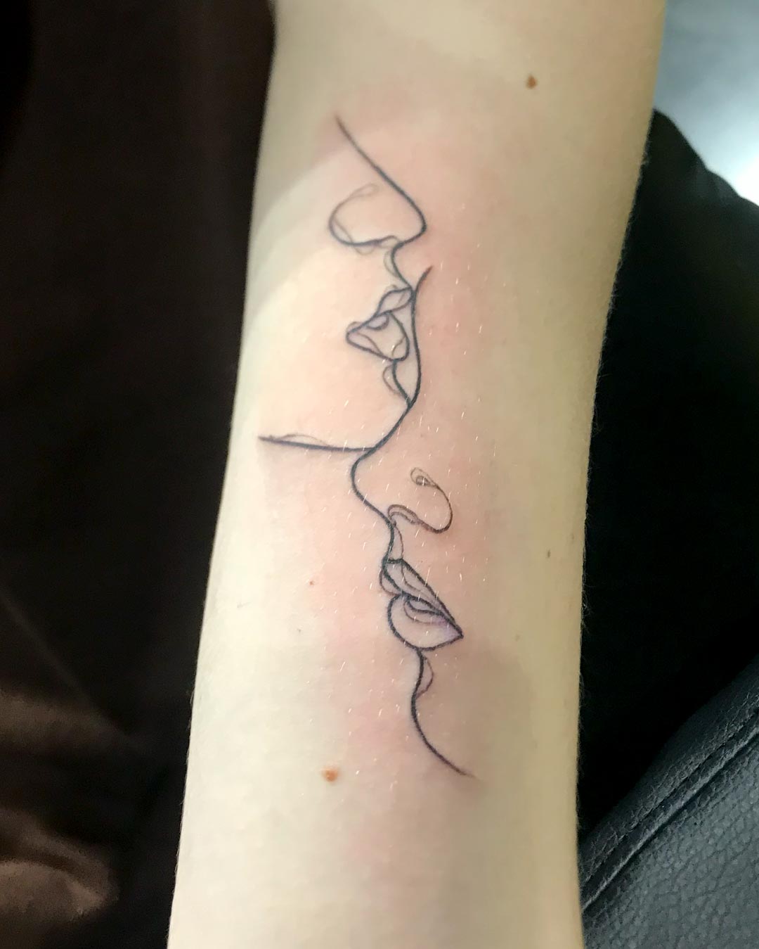 Red-Kirin-Tattoo-Piercing-Boutique-rostros-tatuaje-lineal