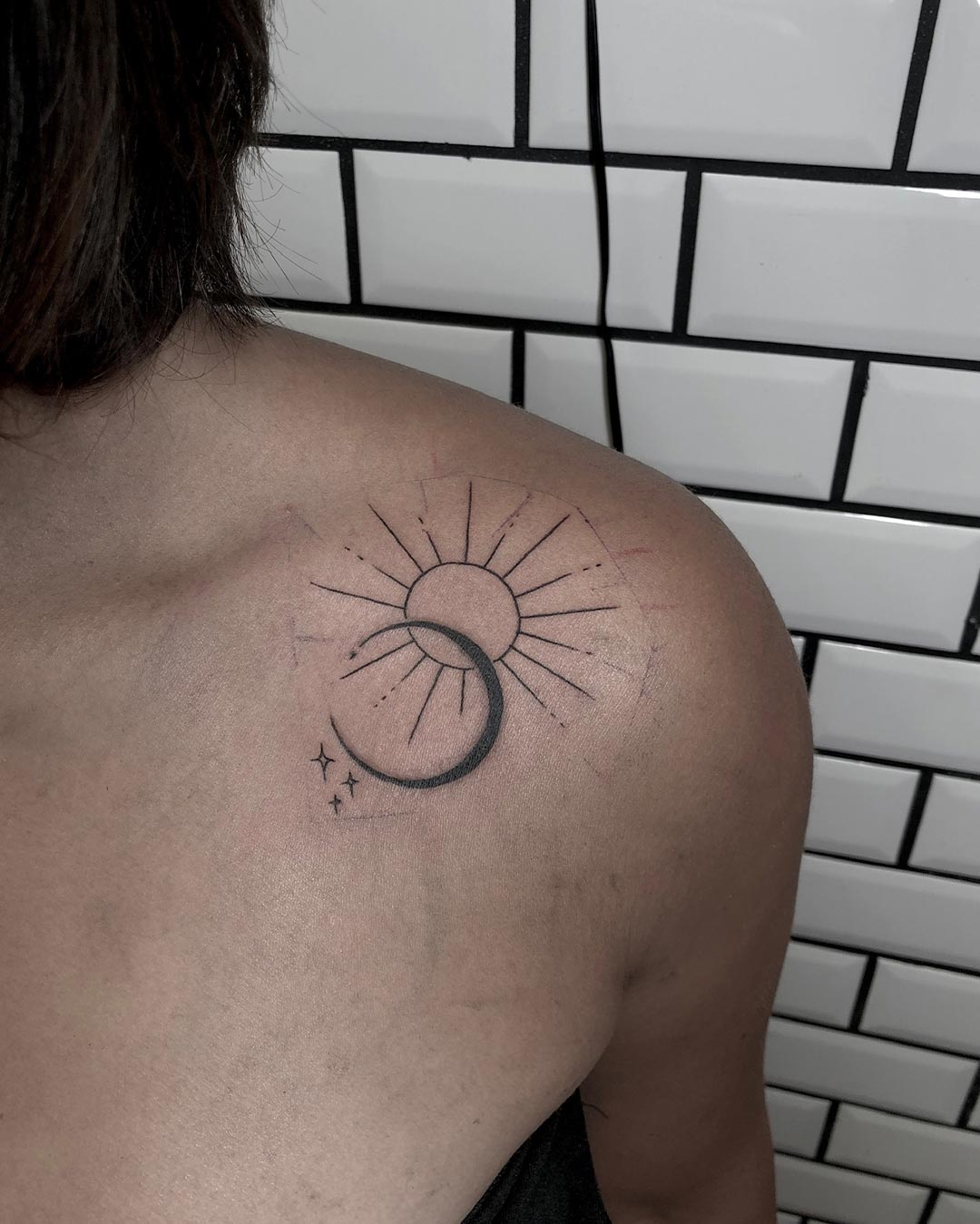 Red-Kirin-Tattoo-Piercing-Boutique-sol-luna-tatuaje-lineal