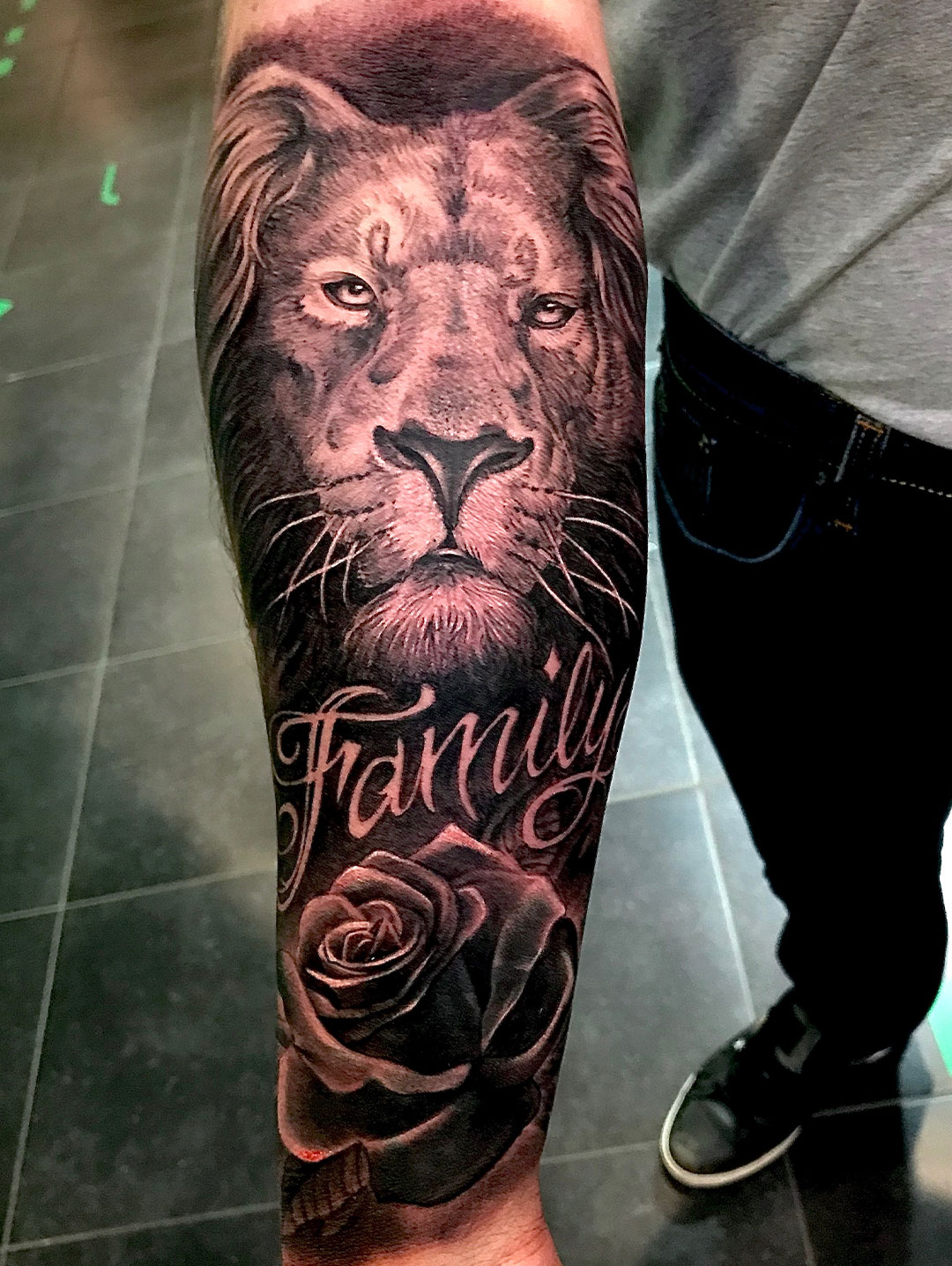 Red-Kirin-Tattoo-Piercing-Boutique-tattoo-tatuaje-leon-realismo-Ariel-tatuador