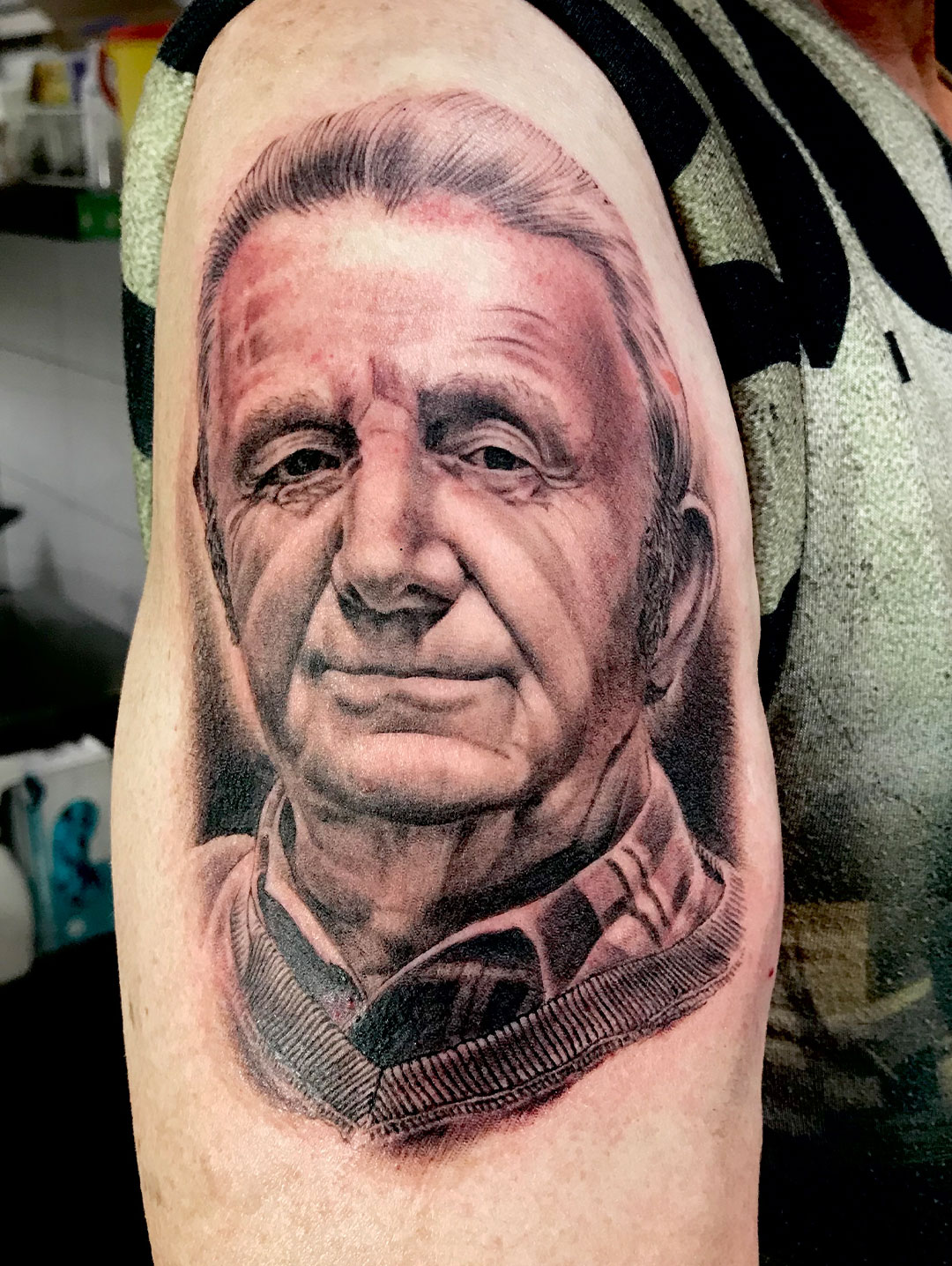 Red-Kirin-Tattoo-Piercing-Boutique-tattoo-tatuaje-retrato-familia-realismo-Ariel-tatuador