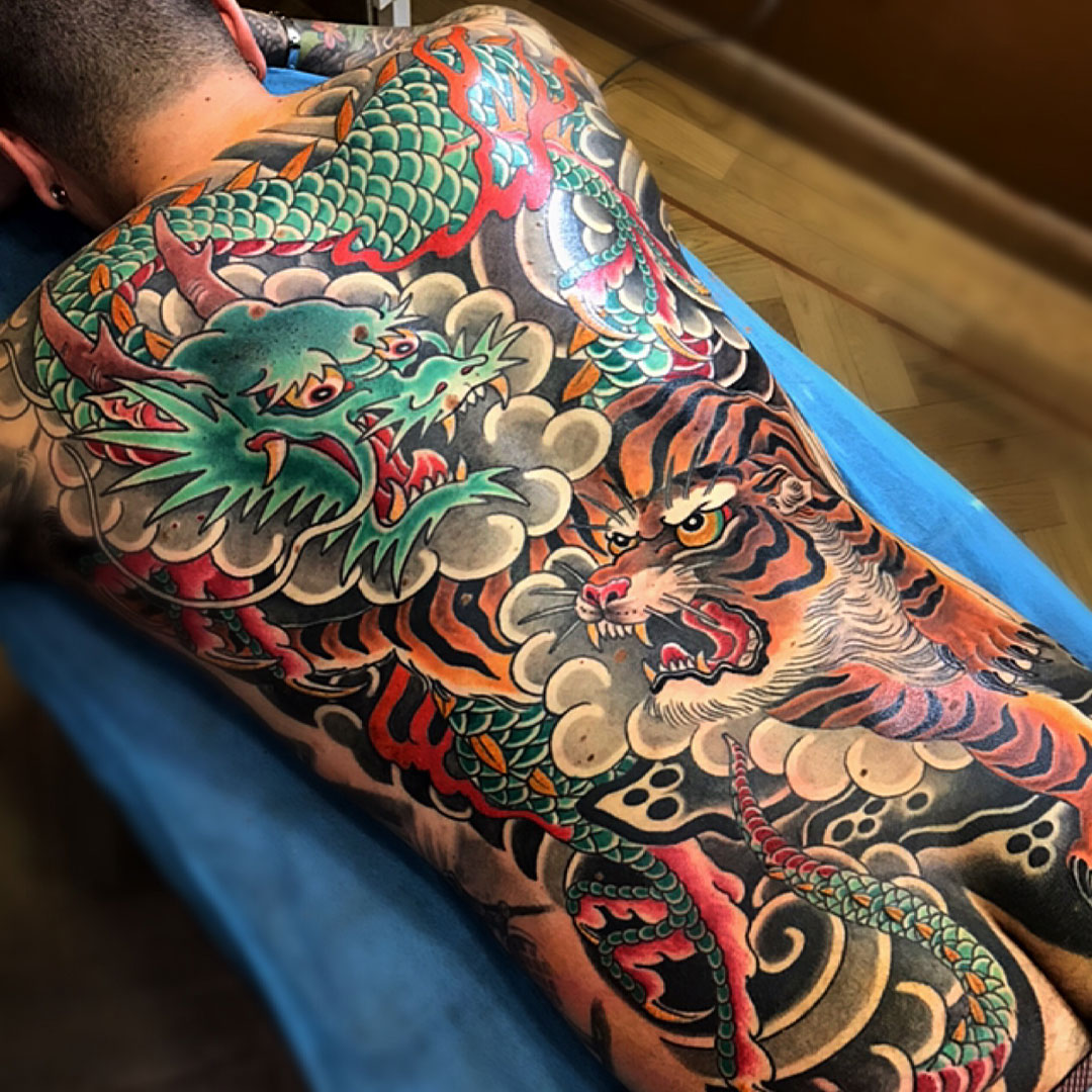 Red-Kirin-Tattoo-Piercing-Boutique-tattoo-tatuaje-tigre-contra-dragon-tradicional-japones-Ariel-tatuador